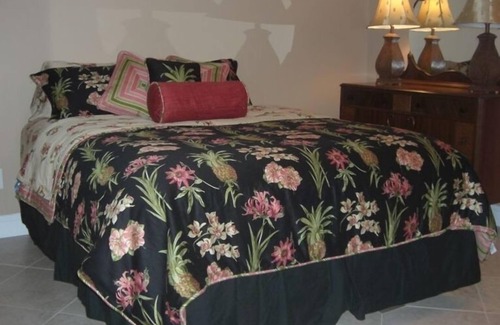 Cedar Cliff House | Lakeside Luxury Lakefront Chatuge Lake Vacation Rental Home with Covered Dock.