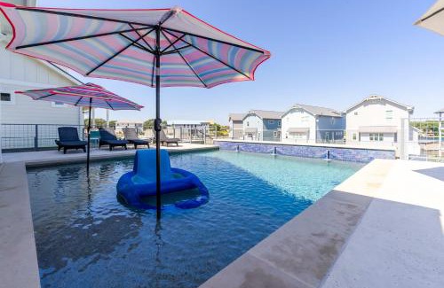 Kingsland House | Lakeside Luxury Villa with Swimming Pool, Boat Lift