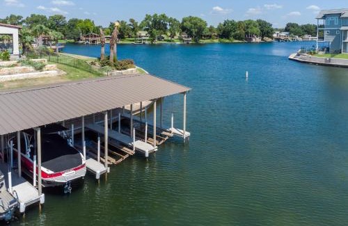 Kingsland House | Lakeside Luxury Villa with Swimming Pool, Boat Lift