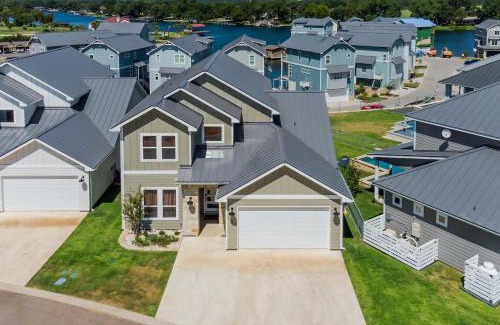 Kingsland House | Lakeside Luxury Villa with Swimming Pool, Boat Lift