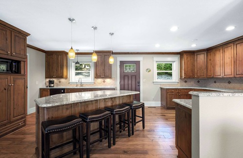 Linn Creek House | Lakeside Oasis – Room for 12!