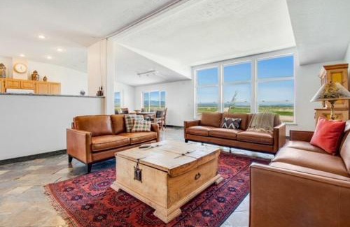 St. Charles House | Lakeside Oasis with Mountain Views