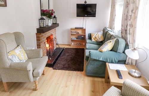 Ballinrobe Cottage | LAKESIDE, pet friendly, with open fire in Ballinrobe, County Mayo