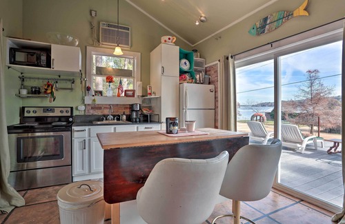 Pleasure Island Cottage | Lakeside Pleasure Island Cabin w/Deck & Gas Grill