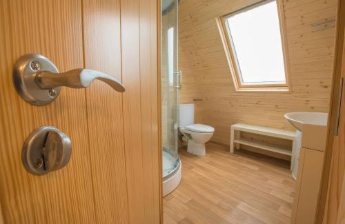 Saddleworth House | Lakeside Pods - pets welcome