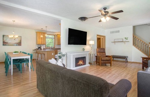 Whitehall House | Lakeside Retreat - Peak Fall Colors, Fire Pit, Hiking, Near Lake MI