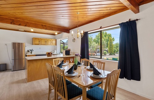 Richmond Heights House | Lakeside Serenity - Taupo Holiday Home