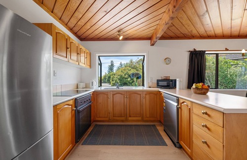 Richmond Heights House | Lakeside Serenity - Taupo Holiday Home