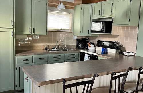 Williamstown Cottage | Lakeside Serenity Retreat