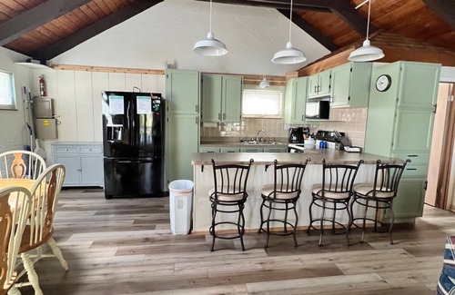 Williamstown Cottage | Lakeside Serenity Retreat