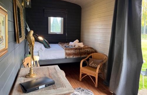 Pershore Apartment | Lakeside Shepard's Hut 'Sanderling'
