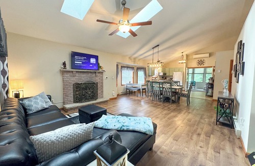 Hamlin House | Lakeside Winter Poconos Retreat - 3 BR, Water Views, & Winter Activities