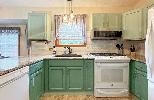 Hamlin House | Lakeside Winter Poconos Retreat - 3 BR, Water Views, & Winter Activities