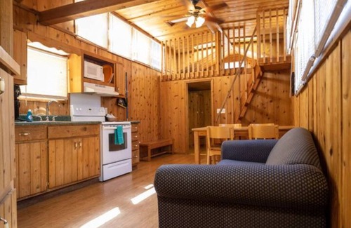 Cadiz Cottage | Lakeview 2BR with Loft - Dog Friendly