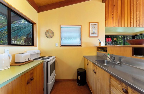 Pukawa House | Lakeview Bush Hideaway - Pukawa Holiday Home