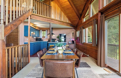 Merrimac Cabin | Lakeview Cabin > Unique Mid-Century Tucked in Bluff