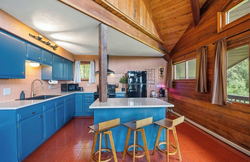 Merrimac Cabin | Lakeview Cabin > Unique Mid-Century Tucked in Bluff