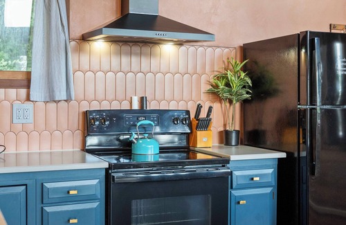 Merrimac Cabin | Lakeview Cabin > Unique Mid-Century Tucked in Bluff