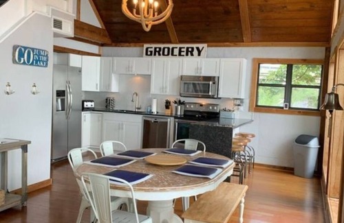 Scroggins House | 'Lakeview Canoe' Lakefront Cabin w/Private Dock & Boat Slip on Cypress Springs