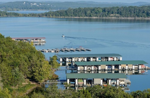 Hollister Resort | Lakeview Condo w/ Indoor / Outdoor Resort Pools, Mini Golf & Near Downtown