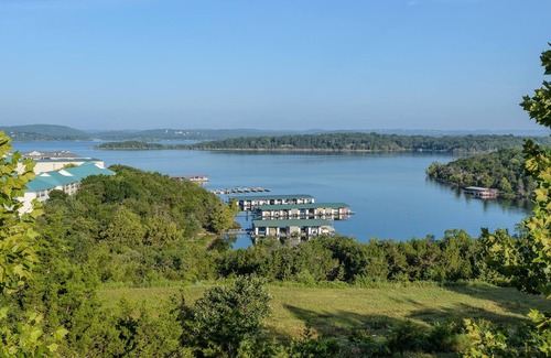 Hollister Resort | Lakeview Condo w/ Indoor / Outdoor Resort Pools, Mini Golf & Near Downtown