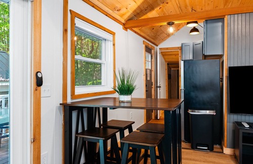 Mayfield Cottage | Lakeview King Suite-Bonfires-Hot Tub-Fall Colors!