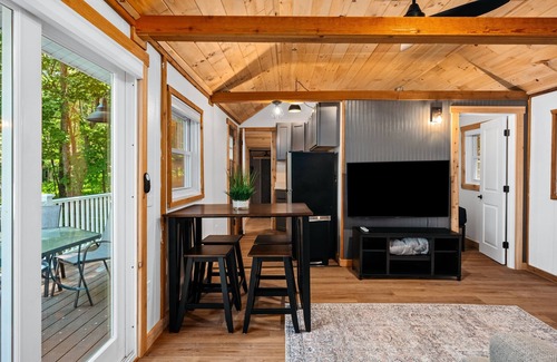 Mayfield Cottage | Lakeview King Suite-Bonfires-Hot Tub-Fall Colors!