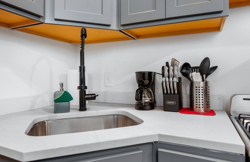 Mayfield Cottage | Lakeview King Suite-Bonfires-Hot Tub-Fall Colors!