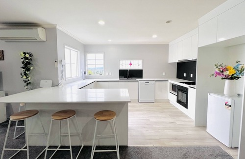 Rotorua Villa | Lakeview Mountain-view 3BR Home close to Rotorua Centre
