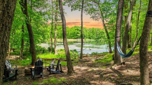 East Stroudsburg House | Lakeview Retreat w Kayaks Game Room Firepits Gated Community w Lake Beach Access