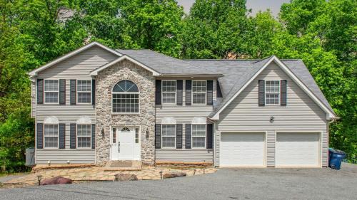 East Stroudsburg House | Lakeview Retreat w Kayaks Game Room Firepits Gated Community w Lake Beach Access