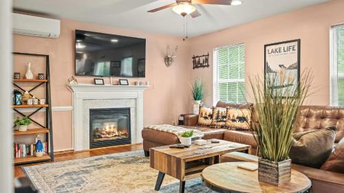 East Stroudsburg House | Lakeview Retreat w Kayaks Game Room Firepits Gated Community w Lake Beach Access