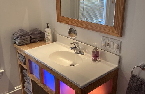 Old North End House | Lakeview Terrace 2 Bedroom With Magic Backyard, No Dogs