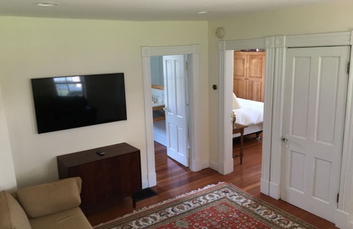 Old North End House | Lakeview Terrace 2 Bedroom With Magic Backyard, No Dogs