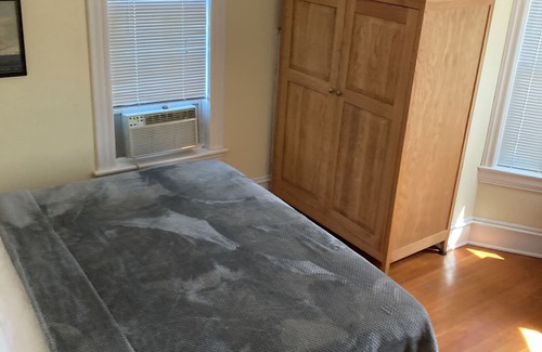 Old North End House | Lakeview Terrace 2 Bedroom With Magic Backyard, No Dogs