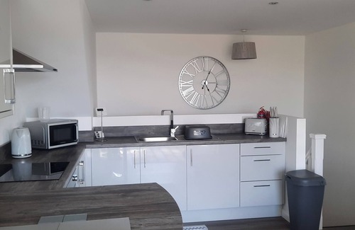 Larkhall Apartment | Lanarkshire Apartment- Views- Sleeps 4- Balcony