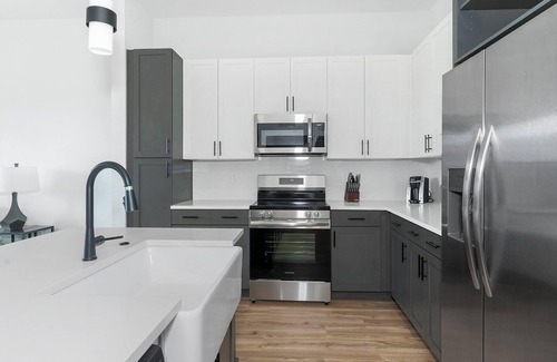 St. Nicholas Apartment | Landing | Amazing 1BD, Clubhouse, Pool