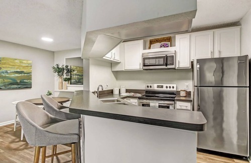 Sunbeam Apartment | Landing | Amazing 1BD, Tennis Court, Courtyard