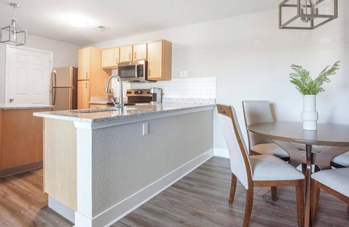 Eureka Apartment | Landing | Amazing 2BD, Pool, Clubhouse