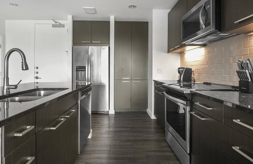 Greenway Plaza-Upper Kirby Apartment | Landing at Avenue Grove - 2 Bedrooms in Downtown West