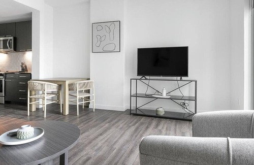 Greenway Plaza-Upper Kirby Apartment | Landing at Avenue Grove - 2 Bedrooms in Downtown West