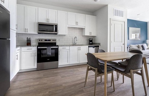 Jacksonville Apartment | Landing at Palmhouse - 1 Bedroom in Rolling Hills