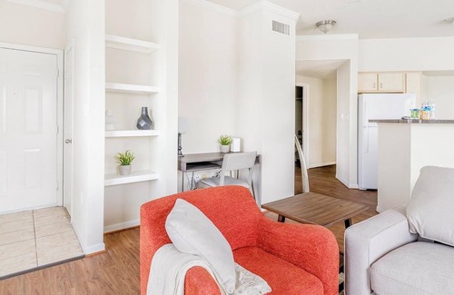 Southbelt/Ellington Apartment | Landing at Settlers Ranch - 2 Bedrooms in South.