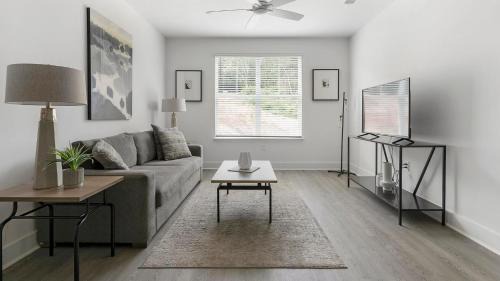 Crestline Heights Apartment | Landing at Station at Crestline - Mountain Brook