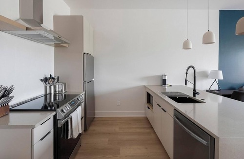 Inglewood Apartment | Landing | Beautiful 1BD, Rooftop Lounge
