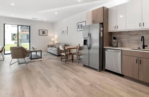 Richmond Apartment | Landing | Beautiful 1BD, Rooftop Lounge, Game Room