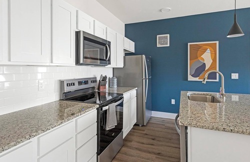 Venus Apartment | Landing | Beautiful 2BD, Gym, Pool