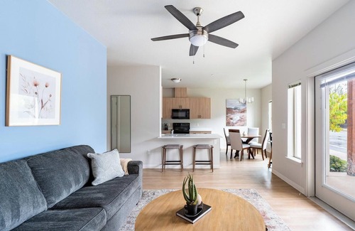 Molalla Apartment | Landing | Beautiful 2BD, Pool, Gym
