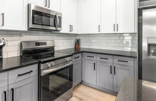 Northside Apartment | Landing | Chic 1BD, Gym, Pool