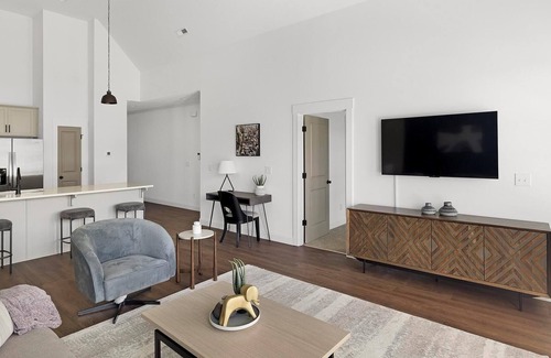 Athens Apartment | Landing | Chic 2BD, Gym, Clubhouse